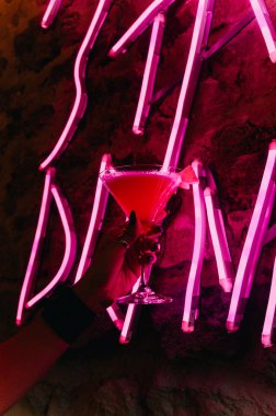 Çeşitli alkollü kokteyller. Taze limon ve buz ile soğuk içecek