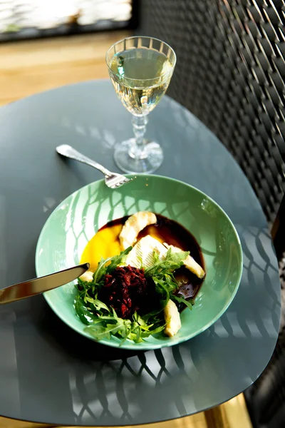 Platos de restaurante. Hermosa y sabrosa comida en un plato — Foto de Stock