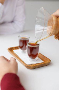 Bir fincan çay, bir daire, bir şube yaşayan bitki, mum olan bir portakal mandarin.winter atmosfere