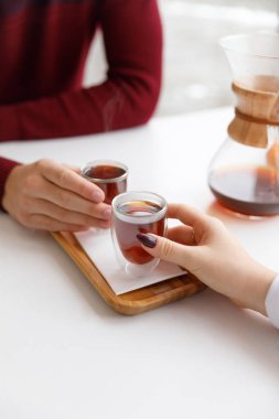 Bir fincan çay, bir daire, bir şube yaşayan bitki, mum olan bir portakal mandarin.winter atmosfere