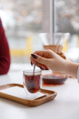 Bir fincan çay, bir daire, bir şube yaşayan bitki, mum olan bir portakal mandarin.winter atmosfere