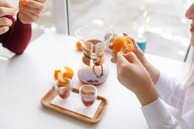 Bir fincan çay, bir daire, bir şube yaşayan bitki, mum olan bir portakal mandarin.winter atmosfere