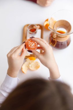 Bir fincan çay, bir daire, bir şube yaşayan bitki, mum olan bir portakal mandarin.winter atmosfere