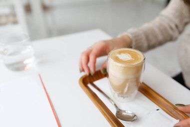 bir ahşap tepsi, mumlar ve mandalina latte. Evde rahat kahve molası