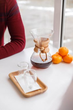 Bir fincan çay, bir daire, bir şube yaşayan bitki, mum olan bir portakal mandarin.winter atmosfere