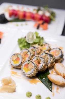 Gökkuşağı suşi Roll.Sushi menü. Japon yemekleri. Çeşitli suşi üstten görünüm