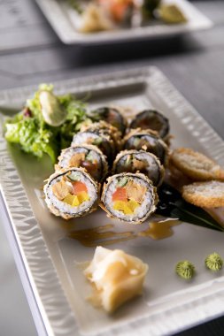 Gökkuşağı suşi Roll.Sushi menü. Japon yemekleri. Çeşitli suşi üstten görünüm