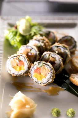 Gökkuşağı suşi Roll.Sushi menü. Japon yemekleri. Çeşitli suşi üstten görünüm