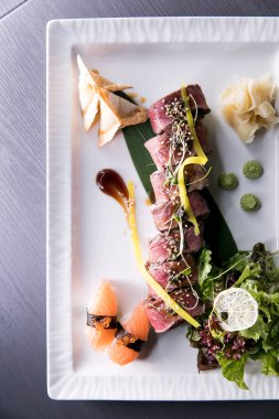 Gökkuşağı suşi Roll.Sushi menü. Japon yemekleri. Çeşitli suşi üstten görünüm