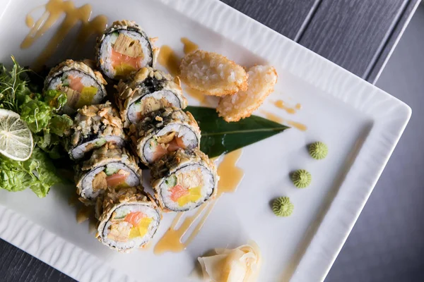 Gökkuşağı suşi Roll.Sushi menü. Japon yemekleri. Çeşitli suşi üstten görünüm