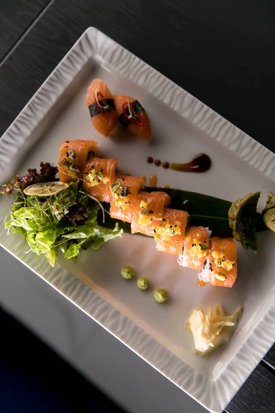 Rainbow Sushi Roll.Sushi Menü. Japanisches Essen. Ansicht von oben auf verschiedene Sushi — Stockfoto
