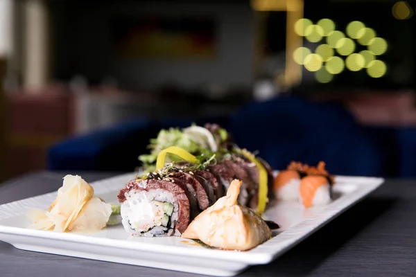 Menu Sushi Roll.Sushi tęczy. Japoński żywności. Widok z góry różne Sushi — Zdjęcie stockowe