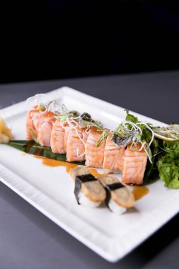 Gökkuşağı suşi Roll.Sushi menü. Japon yemekleri. Çeşitli suşi üstten görünüm