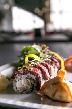 Gökkuşağı suşi Roll.Sushi menü. Japon yemekleri. Çeşitli suşi üstten görünüm