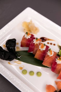 Gökkuşağı suşi Roll.Sushi menü. Japon yemekleri. Çeşitli suşi üstten görünüm