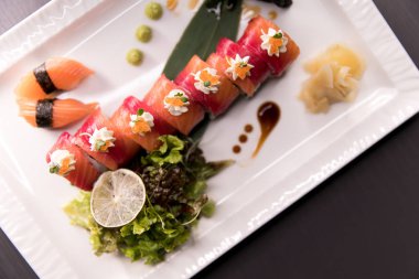 Gökkuşağı suşi Roll.Sushi menü. Japon yemekleri. Çeşitli suşi üstten görünüm