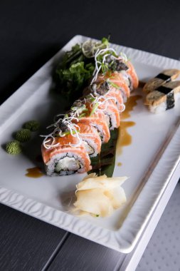Gökkuşağı suşi Roll.Sushi menü. Japon yemekleri. Çeşitli suşi üstten görünüm