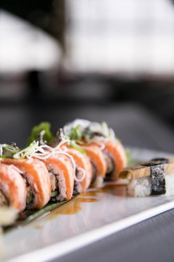 Gökkuşağı suşi Roll.Sushi menü. Japon yemekleri. Çeşitli suşi üstten görünüm