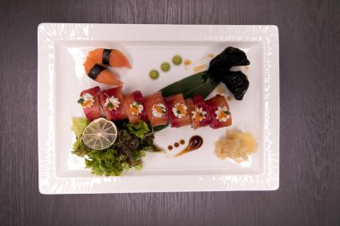Gökkuşağı suşi Roll.Sushi menü. Japon yemekleri. Çeşitli suşi üstten görünüm