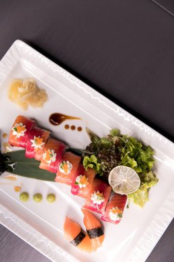 Gökkuşağı suşi Roll.Sushi menü. Japon yemekleri. Çeşitli suşi üstten görünüm