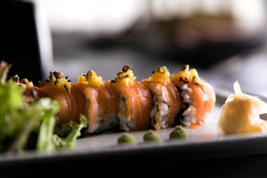 Gökkuşağı suşi Roll.Sushi menü. Japon yemekleri. Çeşitli suşi üstten görünüm