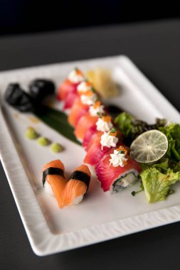 Gökkuşağı suşi Roll.Sushi menü. Japon yemekleri. Çeşitli suşi üstten görünüm