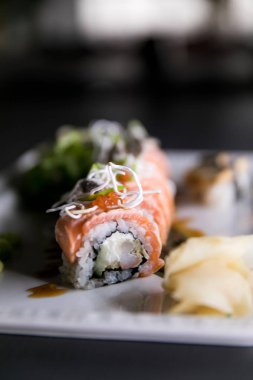 Gökkuşağı suşi Roll.Sushi menü. Japon yemekleri. Çeşitli suşi üstten görünüm