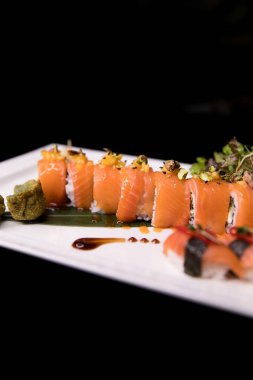 Ek yükü Japon Suşi yemek. Maki kaldırmalı ve ton balığı, somon, karides, yengeç ve avokado ile alır. Üstten görünüm çeşitli suşi tüm menü yiyebilirsin. Gökkuşağı suşi roll, uramaki, hosomaki ve nigiri.