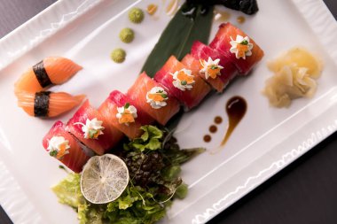Gökkuşağı suşi Roll.Sushi menü. Japon yemekleri. Çeşitli suşi üstten görünüm