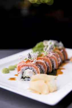 Gökkuşağı suşi Roll.Sushi menü. Japon yemekleri. Çeşitli suşi üstten görünüm