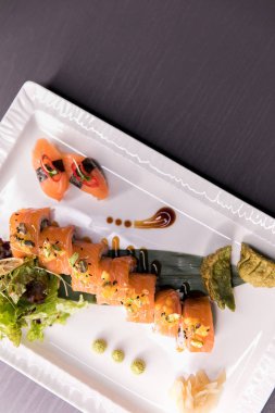Gökkuşağı suşi Roll.Sushi menü. Japon yemekleri. Çeşitli suşi üstten görünüm