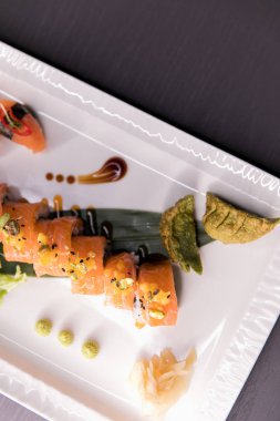 Gökkuşağı suşi Roll.Sushi menü. Japon yemekleri. Çeşitli suşi üstten görünüm