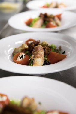 Restoran yemekleri. Güzel ve lezzetli yemekler bir plaka üzerinde.