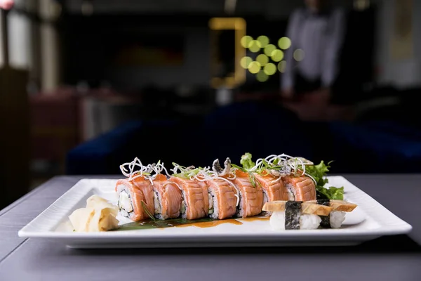 Gökkuşağı suşi Roll.Sushi menü. Japon yemekleri. Çeşitli suşi üstten görünüm