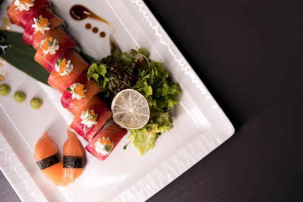Rollo de Sushi Arcoiris. Menú de Sushi. Comida japonesa. Vista superior de sushi surtido — Foto de Stock
