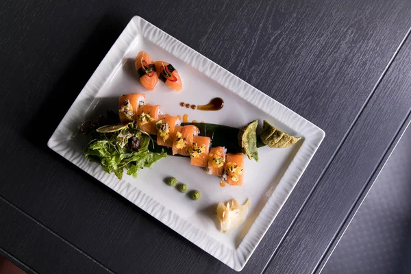 Gökkuşağı suşi Roll.Sushi menü. Japon yemekleri. Çeşitli suşi üstten görünüm — Stok fotoğraf