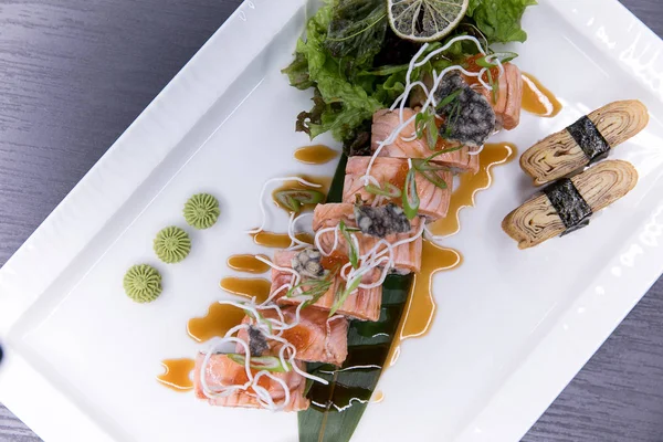 Rainbow Sushi Roll.Sushi Menü. Japanisches Essen. Ansicht von oben auf verschiedene Sushi — Stockfoto