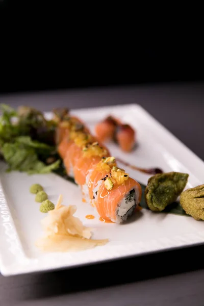 Rollo de Sushi Arcoiris. Menú de Sushi. Comida japonesa. Vista superior de sushi surtido — Foto de Stock