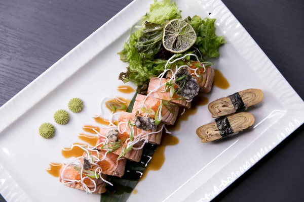 Menu Sushi Roll.Sushi tęczy. Japoński żywności. Widok z góry różne Sushi — Zdjęcie stockowe