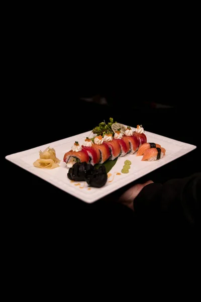 เรนโบว์ซูชิโรล เมนูซูชิ อาหารญี่ปุ่น ท็อปวิวของซูชิหลากหลาย — ภาพถ่ายสต็อก