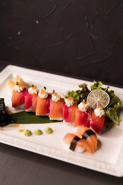 Menu Sushi Roll.Sushi tęczy. Japoński żywności. Widok z góry różne Sushi — Zdjęcie stockowe