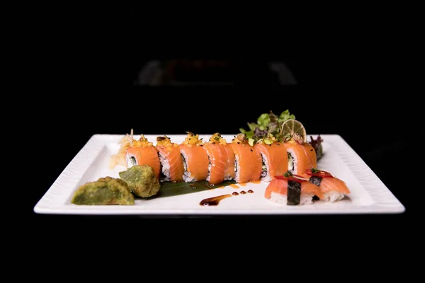 Rollo de Sushi Arcoiris. Menú de Sushi. Comida japonesa. Vista superior de sushi surtido — Foto de Stock