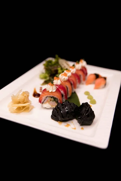 เรนโบว์ซูชิโรล เมนูซูชิ อาหารญี่ปุ่น ท็อปวิวของซูชิหลากหลาย — ภาพถ่ายสต็อก