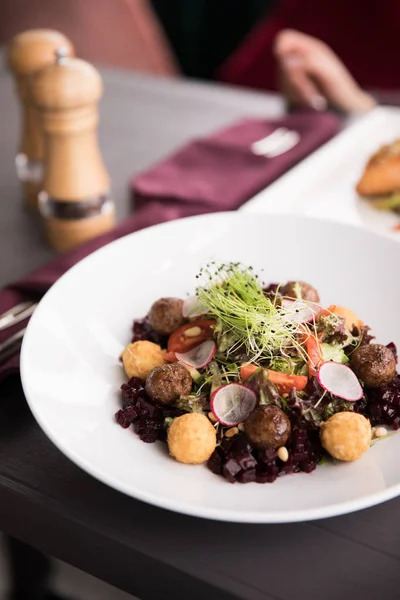 레스토랑 요리입니다 음식에 음식을 Plate Beautiful 신선한 샐러드 — 스톡 사진