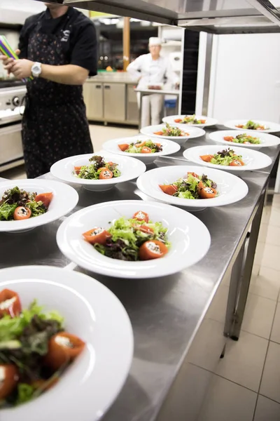 Platos de restaurante. Hermosa y sabrosa comida en un plato . — Foto de Stock