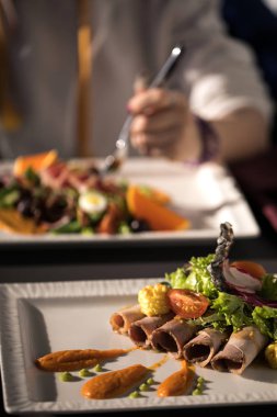 Restoran yemekleri. Güzel ve lezzetli yemekler bir plaka üzerinde.