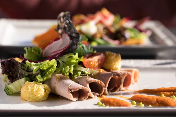 Platos de restaurante. Hermosa y sabrosa comida en un plato . —  Fotos de Stock