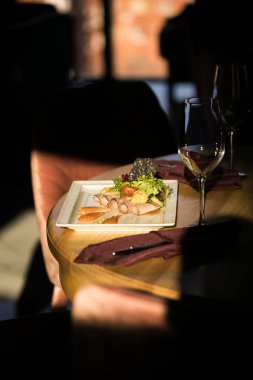 Restoran yemekleri. Güzel ve lezzetli yemekler bir plaka üzerinde.