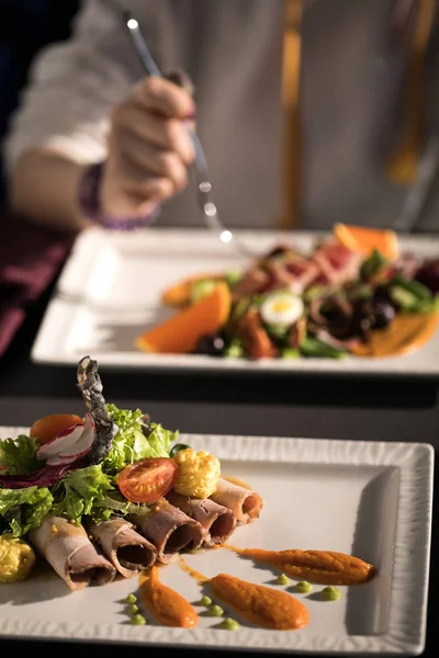 Restaurace pokrmy. Krásné a chutné jídlo na talíři. — Stock fotografie