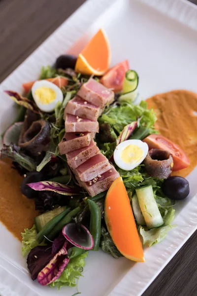 Platos de restaurante. Hermosa y sabrosa comida en un plato . — Foto de Stock